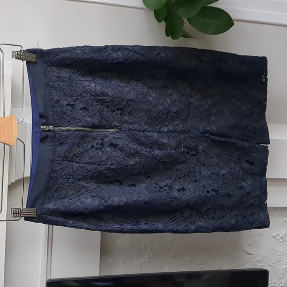 Club Monaco dark blue lace pencil skirt - Picture 2 of 5